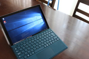 リビングテーブルにあるSurface