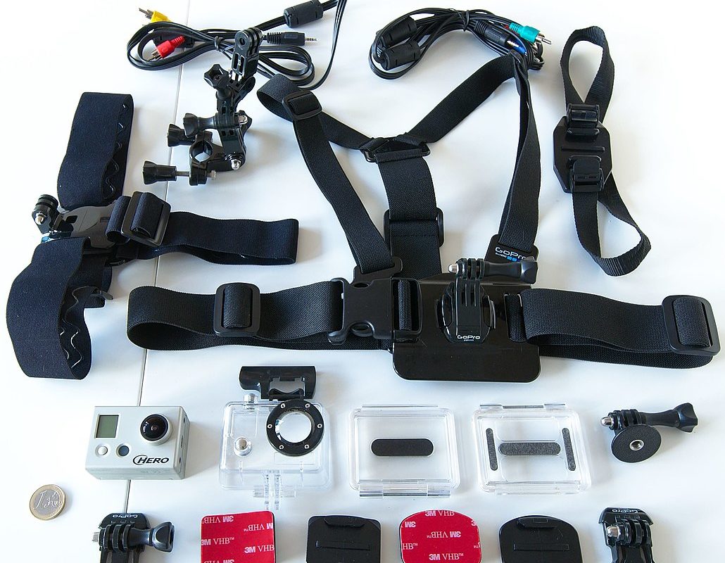 1030px-GoPro-complete-kit