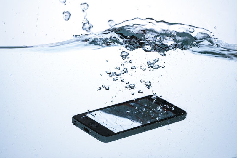 iPhone/androidスマホが水没！普通に使えるならデータバックアップ